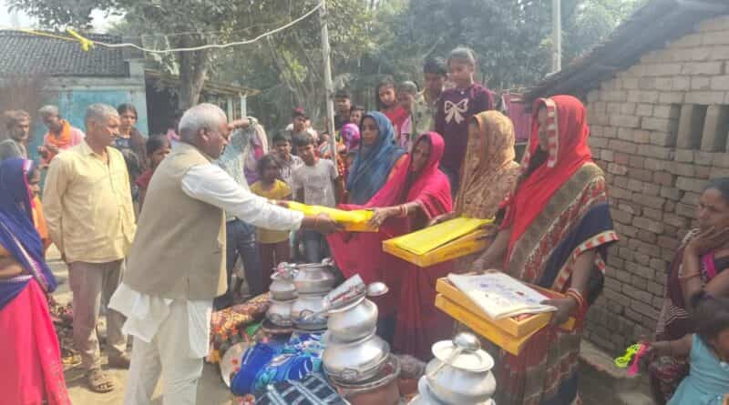 उजियारपुर प्रखंड में अग्निपीड़ित परिवारों को राहत सामग्री का वितरण, समाजसेवी राजू सहनी ने बढ़ाई मदद की लहर